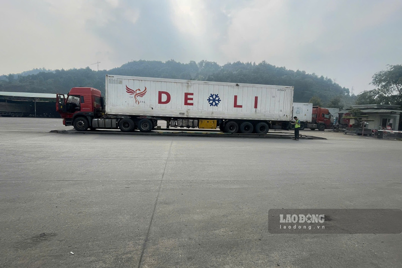 Loat xe xep hang cho xuat canh, can tai tai Cua khau Kim Thanh, tinh Lao Cai. Anh: Dinh Dai 