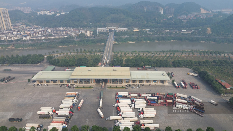 Cua khau Kim Thanh thong quan cho hang tram luot xe moi ngay. Anh: Dinh Dai 