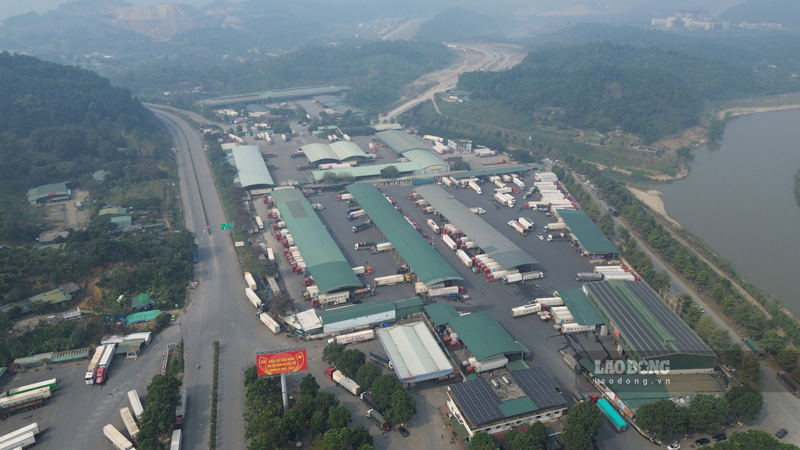 Cac phuong tien ra vao nhon nhip tai cua khau. Anh: Dinh Dai 