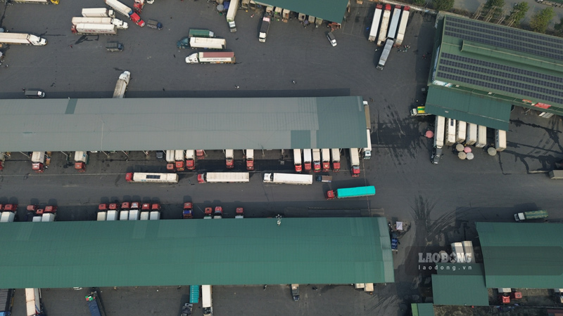 Hang tram phuong tien tap ket tai cac ben bai. Anh: Dinh Dai