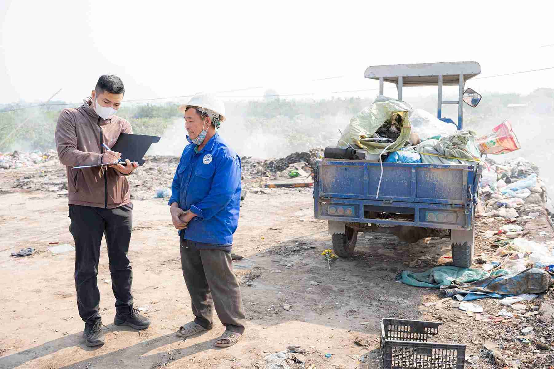 Hiện trường nơi đối tượng đổ rác thải trái quy định. Ảnh: Thành Luân