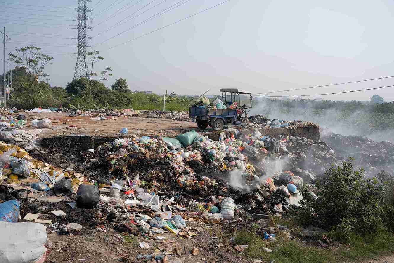 Khu vực xảy ra tình trạng đổ trộm rác gây ảnh hưởng môi trường tại xã Hoàn Long, tỉnh Hưng Yên. Ảnh: Anh Luân