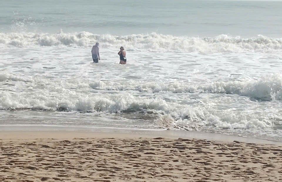 In recent days, Nha Trang's sea waves have been very large, but many tourists still disregard warnings to go swimming in the sea. Photo: Phuong Linh