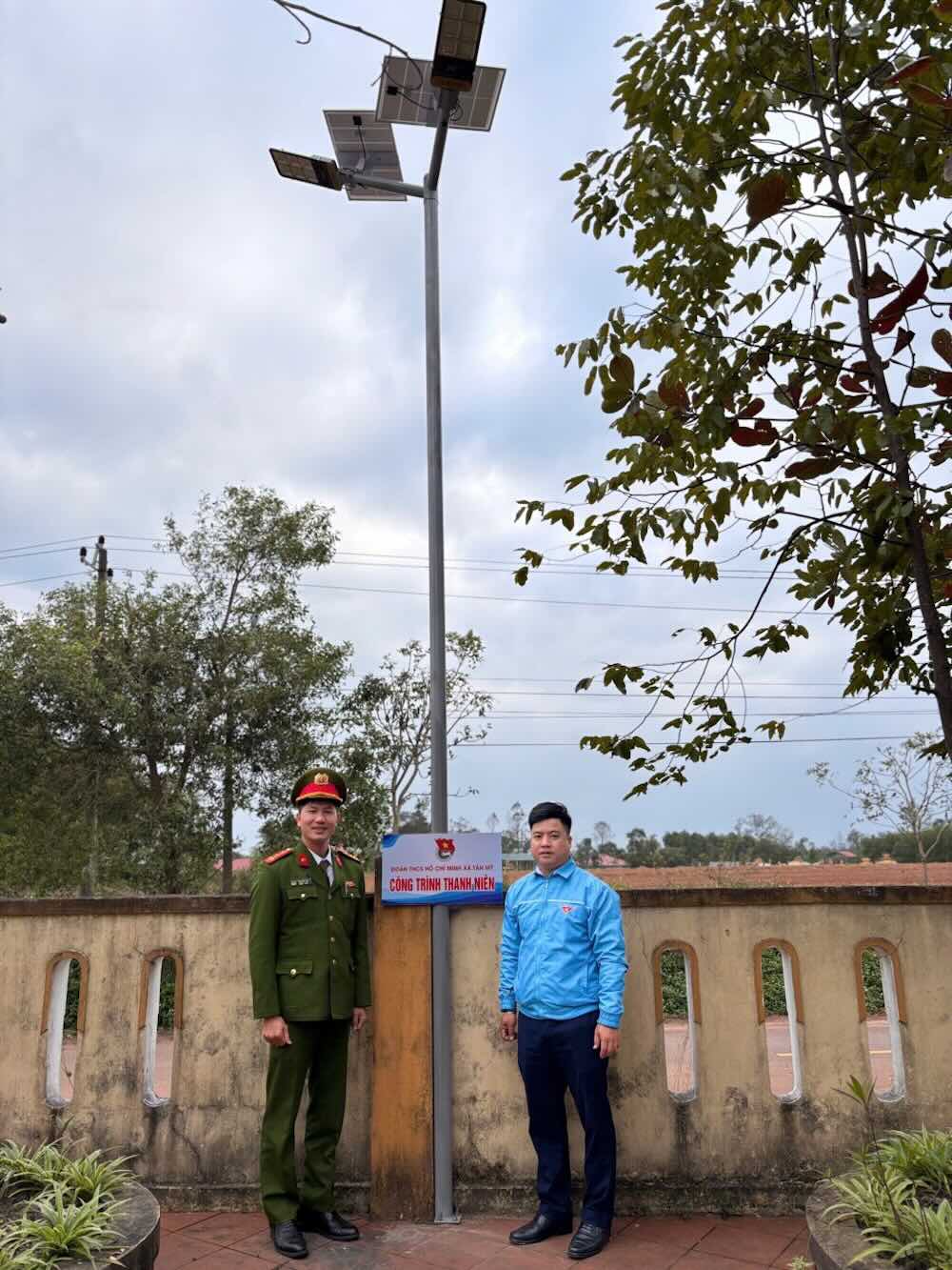 “Thap sang dia chi do” tai Nha bia tuong niem cac anh hung liet si thon Tay Thien. Anh: Cong an tinh Quang Tri