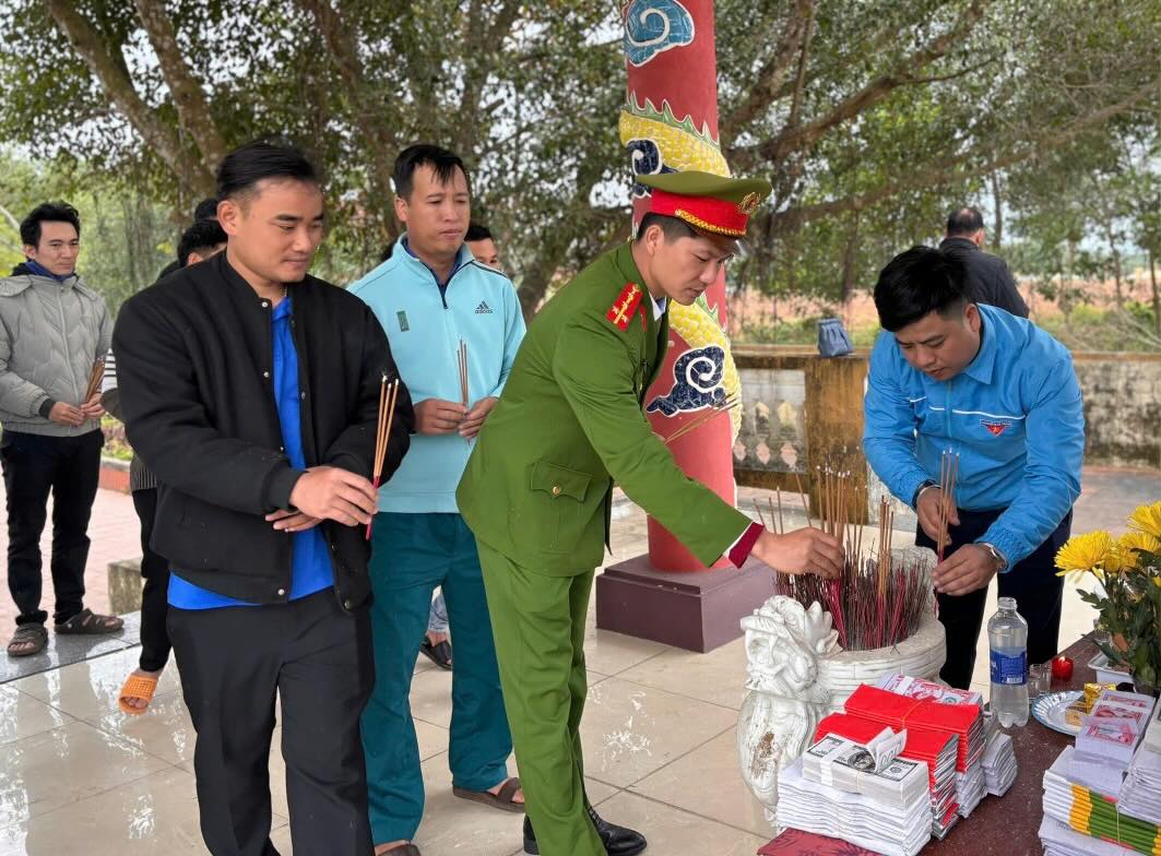 英雄烈士記念碑で線香を捧げるタンミーコミューン警察青年団。写真:クアンチ省警察