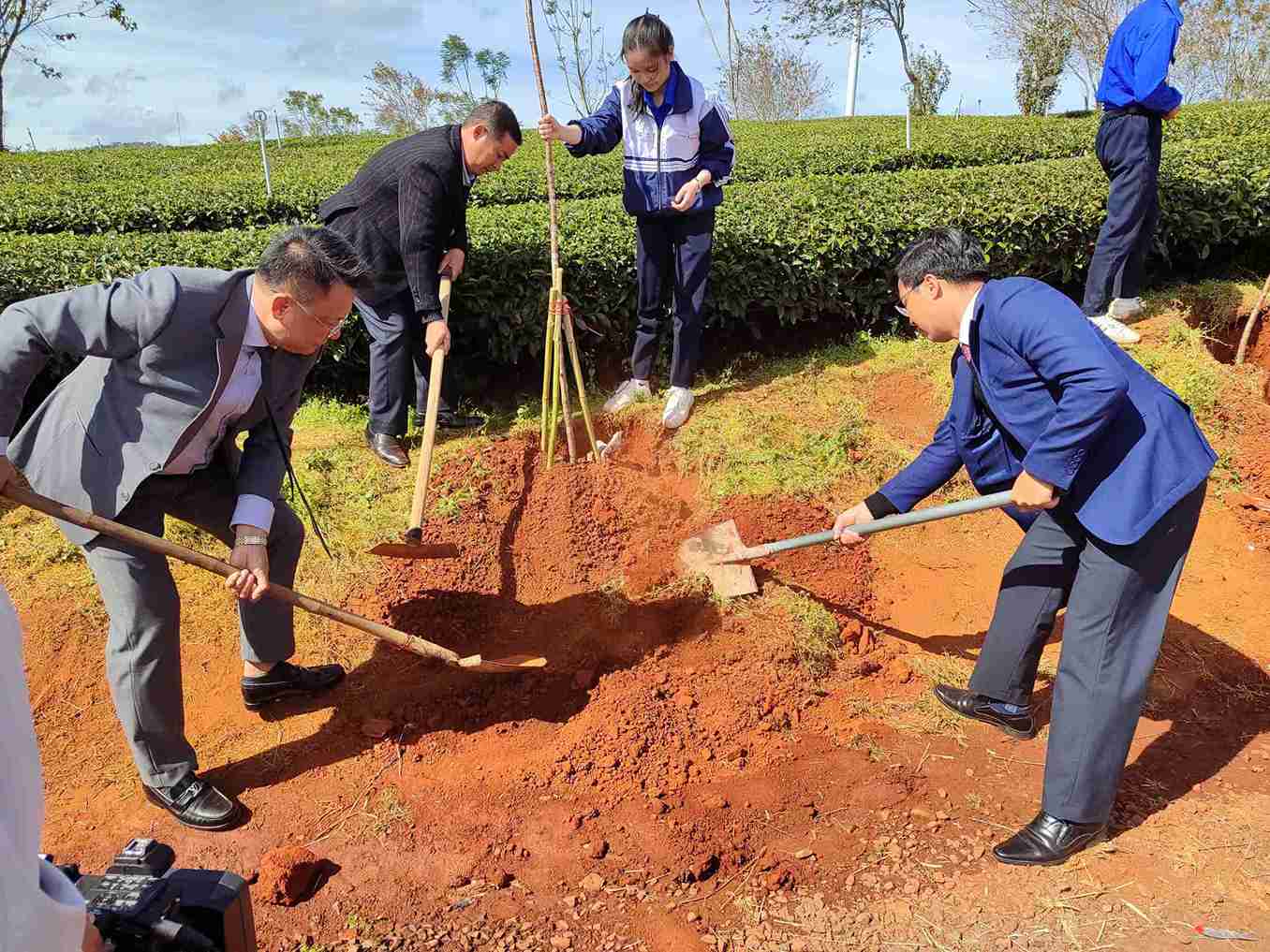 Cac dai bieu du khai mac trong mai anh dao tai doi tra Cau Dat. Anh: Phuc Khanh 