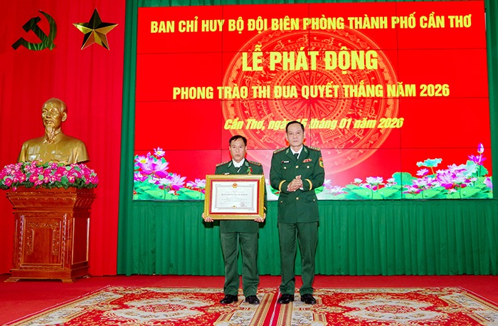 Dai ta Huynh Thanh Hung - Chinh uy Bo doi Bien phong TP Can Tho thua uy nhiem trao Huan chuong Bao ve To quoc hang Ba cho Thuong ta Truong Minh Hung - nguyen Chinh tri vien don Bien phong Trung Binh. Anh: Song Le