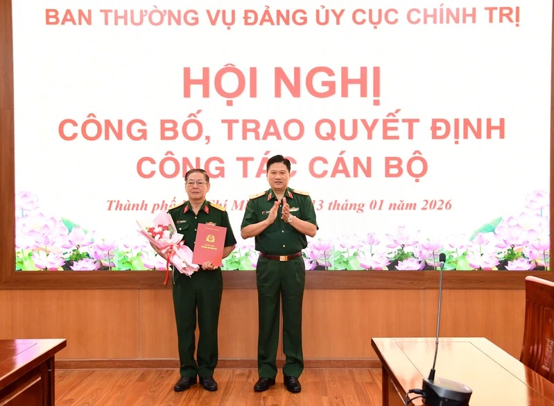 Thieu tuong Pham Anh Tuan - Uy vien Ban Thuong vu Dang uy Quan khu, Chu nhiem Chinh tri Quan khu trao quyet dinh nghi huu huong che do bao hiem xa hoi cho Dai ta Nguyen Quoc Khoa - Pho Chu nhiem Uy ban Kiem tra Dang uy Quan khu. Anh: Quan khu 7