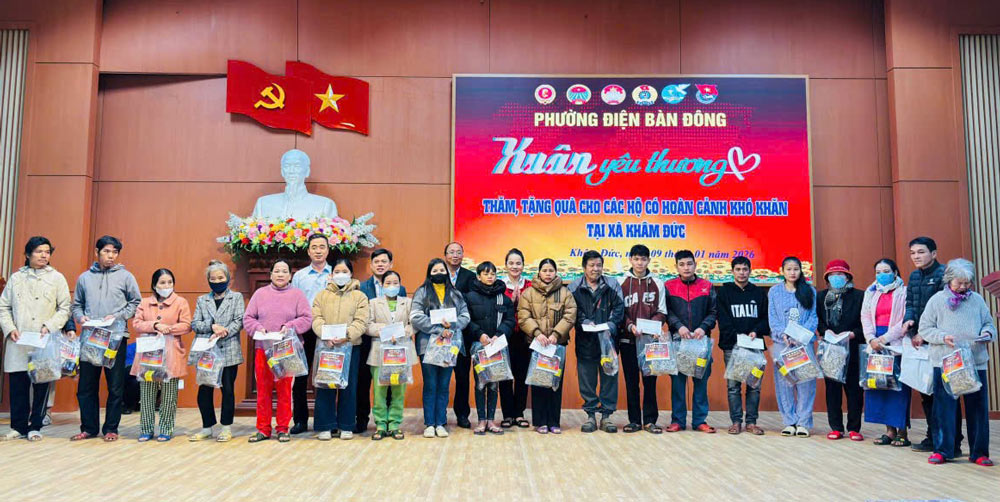 Dien Ban Dong Ward Trade Union, Da Nang presents 10 gifts to disadvantaged households at the "Spring of Love" program. Photo: Dien Ban Dong Trade Union.