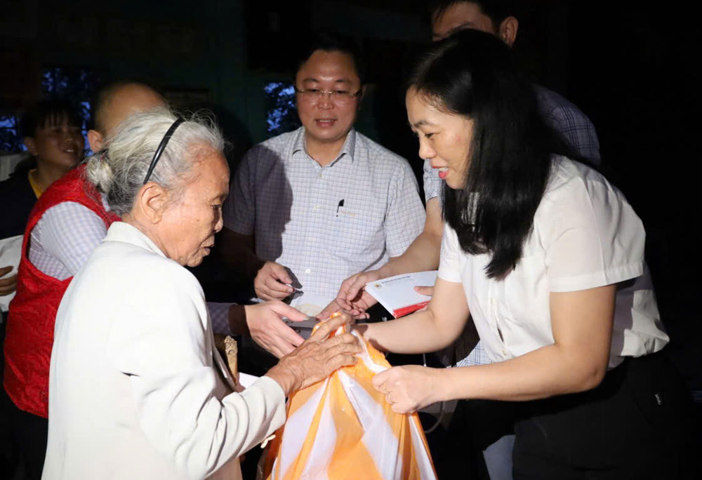 Leaders of the VFF Committee of Da Nang city present gifts to support people in difficult circumstances. Photo: VFF Da Nang.