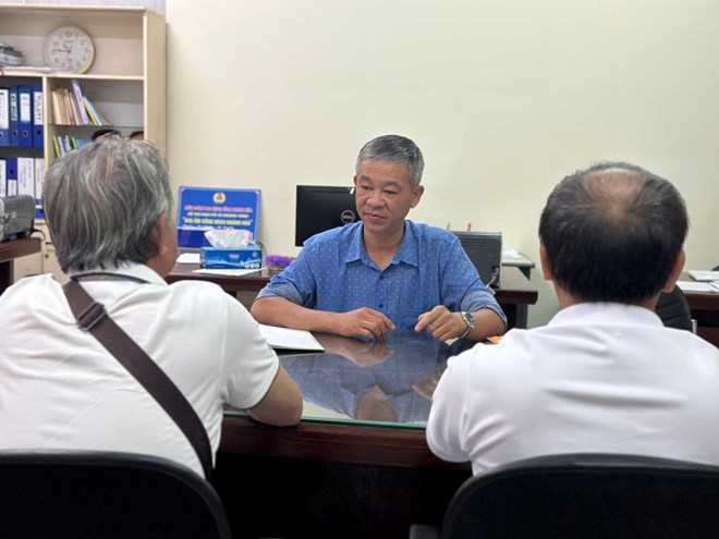 LDLD Khanh Hoa tiep nhan uy quyen cua nguoi lao dong khoi kien Cong ty Mai Linh vi bi no BHXH keo dai. Anh: Phuong Linh