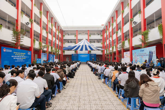 A large number of students participate in the handheld calculator math exam. Photo: M.H