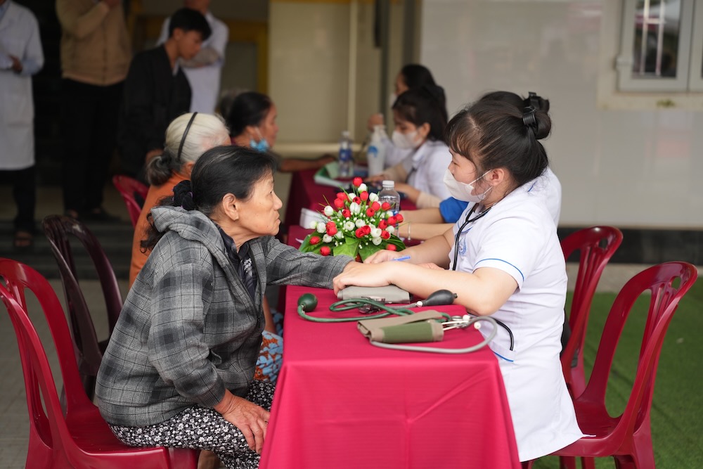 시민들은 프로그램에서 무료 진료를 받을 수 있습니다. 사진: 후에 보건부