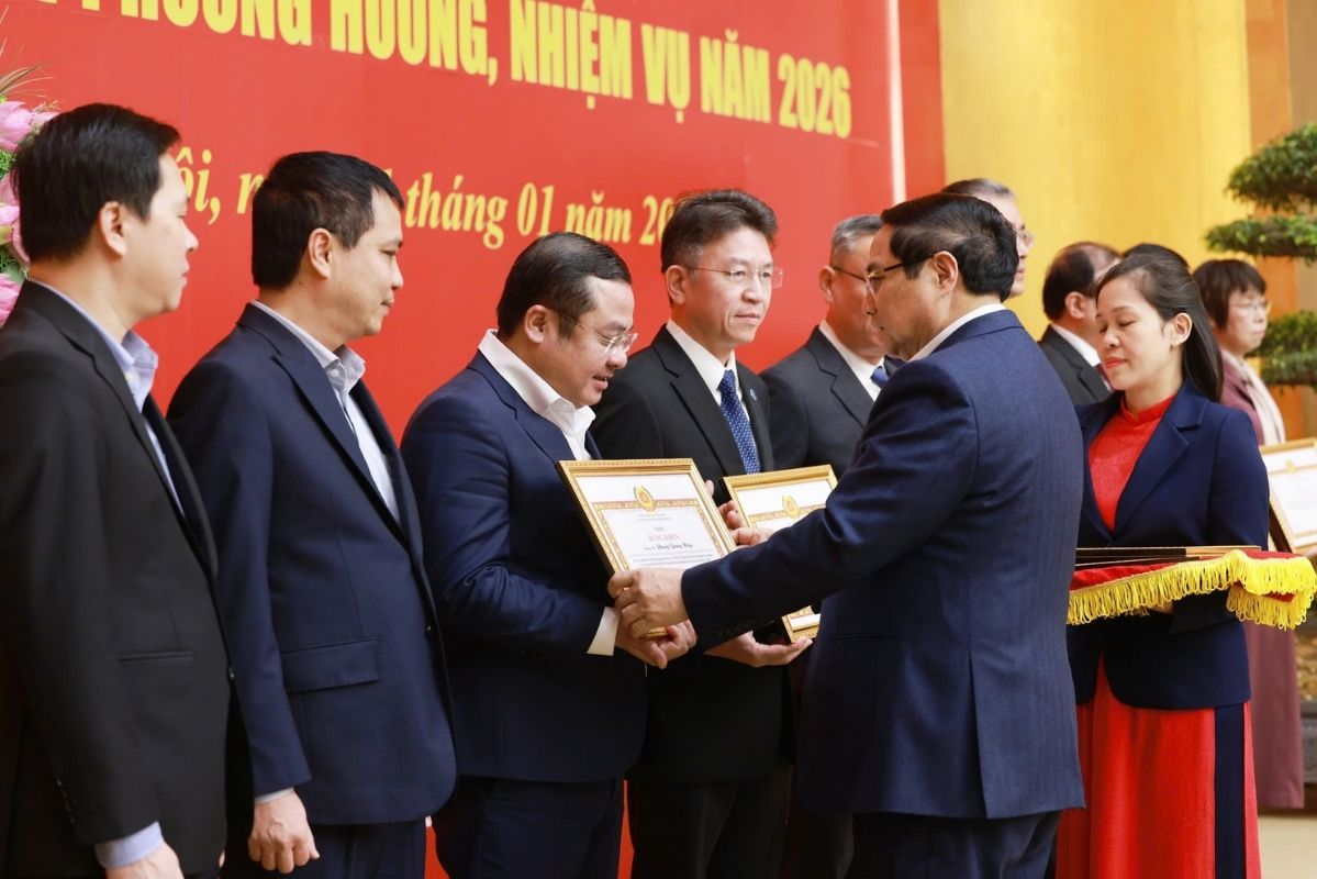 Prime Minister awards Certificates of Merit from the Government Party Committee to Comrade Phung Quang Hiep
