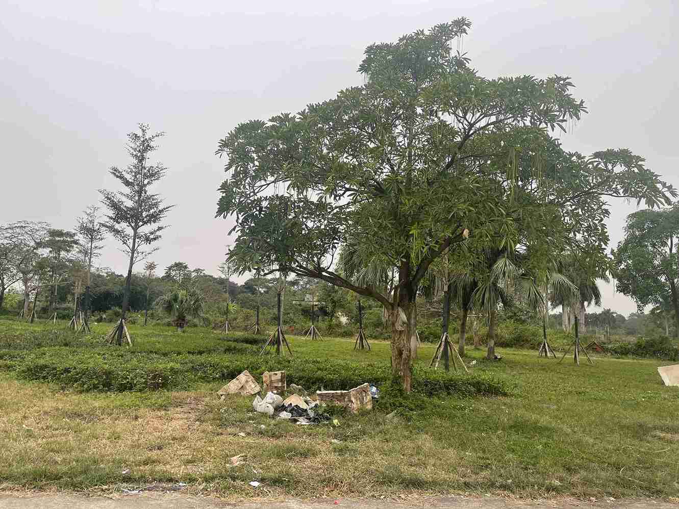 Cảnh nhếch nhác tại khu vực được kỳ vọng là công viên trung tâm của Hưng Yên.