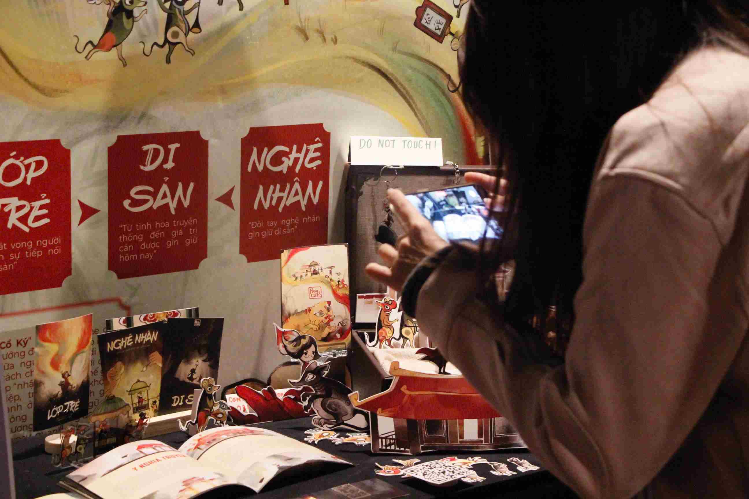 Nguoi tre ke cau chuyen tranh Dong Ho theo cach cua thoi dai so qua tro choi Hoa Co Ky. Anh: Nhan vat cung cap.