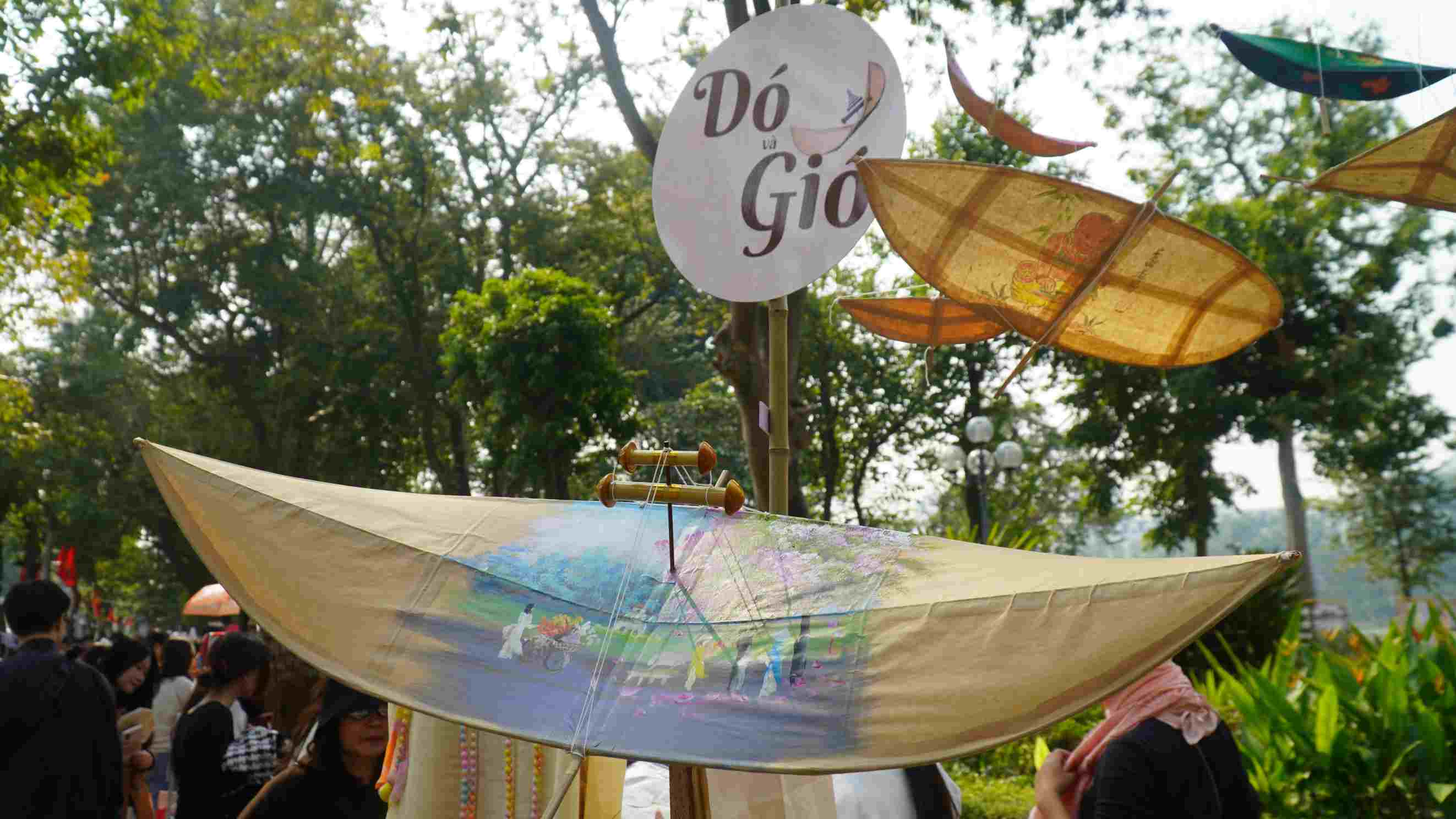 Nhung mo hinh dieu gio do nguoi tre sang tao, duoc trung bay nhu cach ke cau chuyen di san bang ngon ngu duong dai. Anh: Minh Vu.