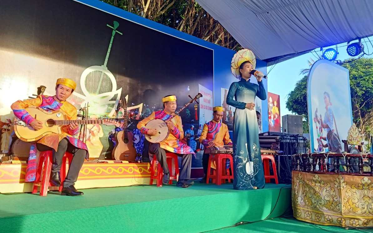 Bieu dien Don ca tai tu tai Ca Mau. Anh: Nhat Ho.