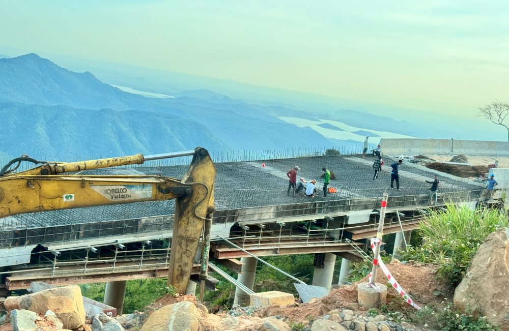 Cong nhan thi cong du an nang cap Quoc lo 28B. Anh: Duy Tuan