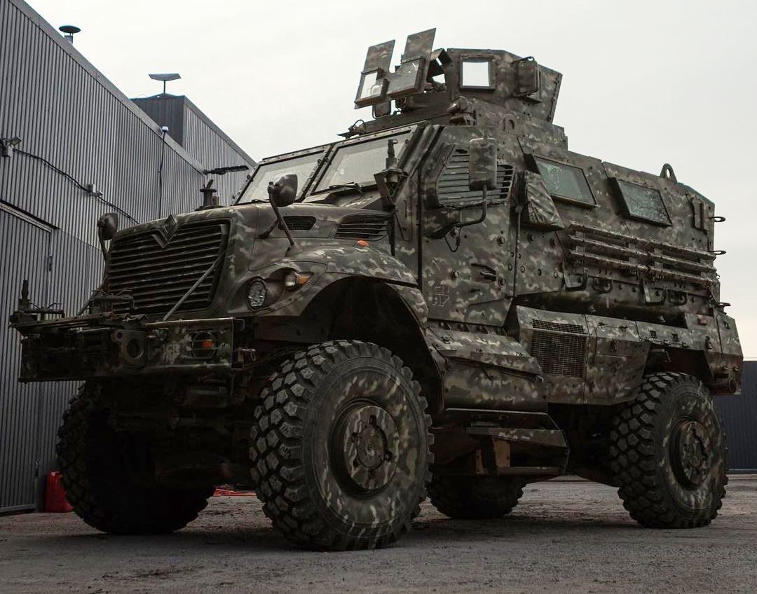 Xe boc thep MaxxPro cua Lu doan Ve binh Quoc gia Azov. Anh: To chuc Khang chien va Ho tro Dan su