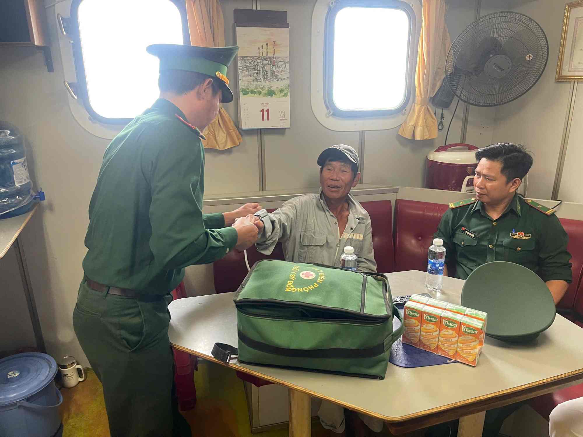 Quang Ngai Military Medical Force checks the health of fisherman Nguyen Van Vu. Photo: BD Bien Phong