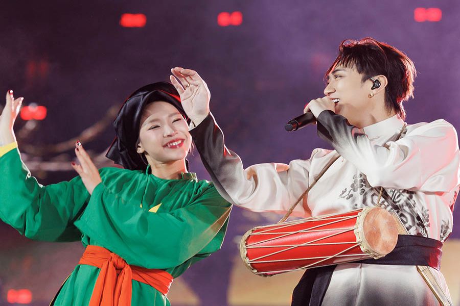 Artists bring national culture to large-scale music concerts. Photo: Producer