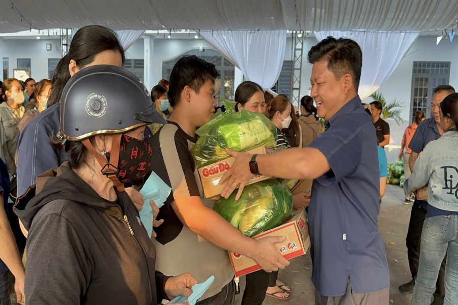 The grassroots trade union of Chang Shin Vietnam Co., Ltd. gives gifts to workers during Tet 2026. Photo: HAC