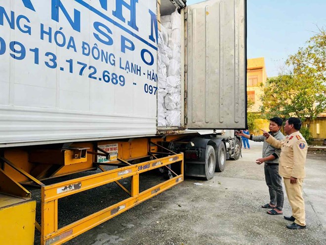 Công an Huế phát hiện hơn 10 tấn thực phẩm không hóa đơn