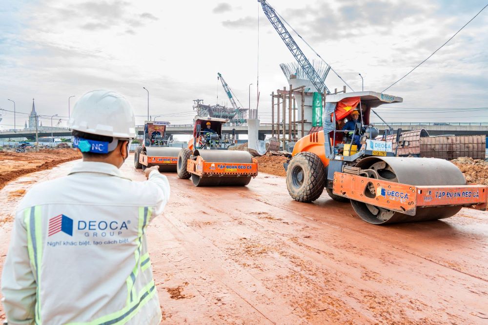 Phia ben duoi, dan xe lu cung hoat dong khong ngoi nghi de dam nen, xu ly nen duong chuan bi cho cac lop ket cau tiep theo. Ảnh: Anh Tu