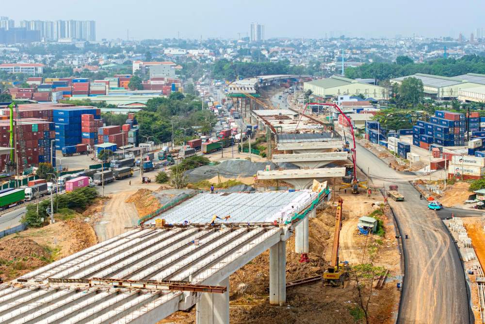 Phia tren cao tai khu vuc nut giao Tan Van, cac mui thi cong dang tap trung toi da nhan luc de lao lap dam cau, quyet tam som noi thong tuyen chinh lien mach. Ảnh: Anh Tu