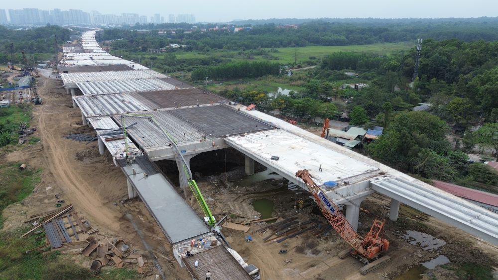 Goi thau XL5 dat hon 80% khoi luong, cac doan cau can dang dan noi lien mach de khop noi toan tuyen. Ảnh: Anh Tu