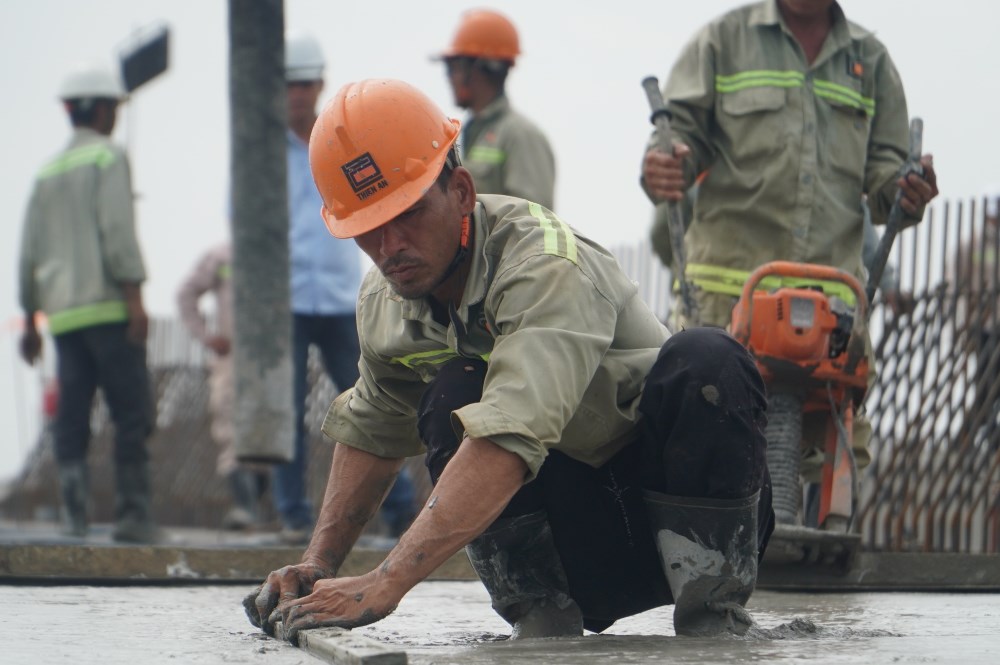 Tai goi thau XL5, hang tram cong nhan va may moc duy tri nhip do lam viec “3 ca 4 kip” xuyen dem de kip tien do 30.4. Ảnh: Anh Tu