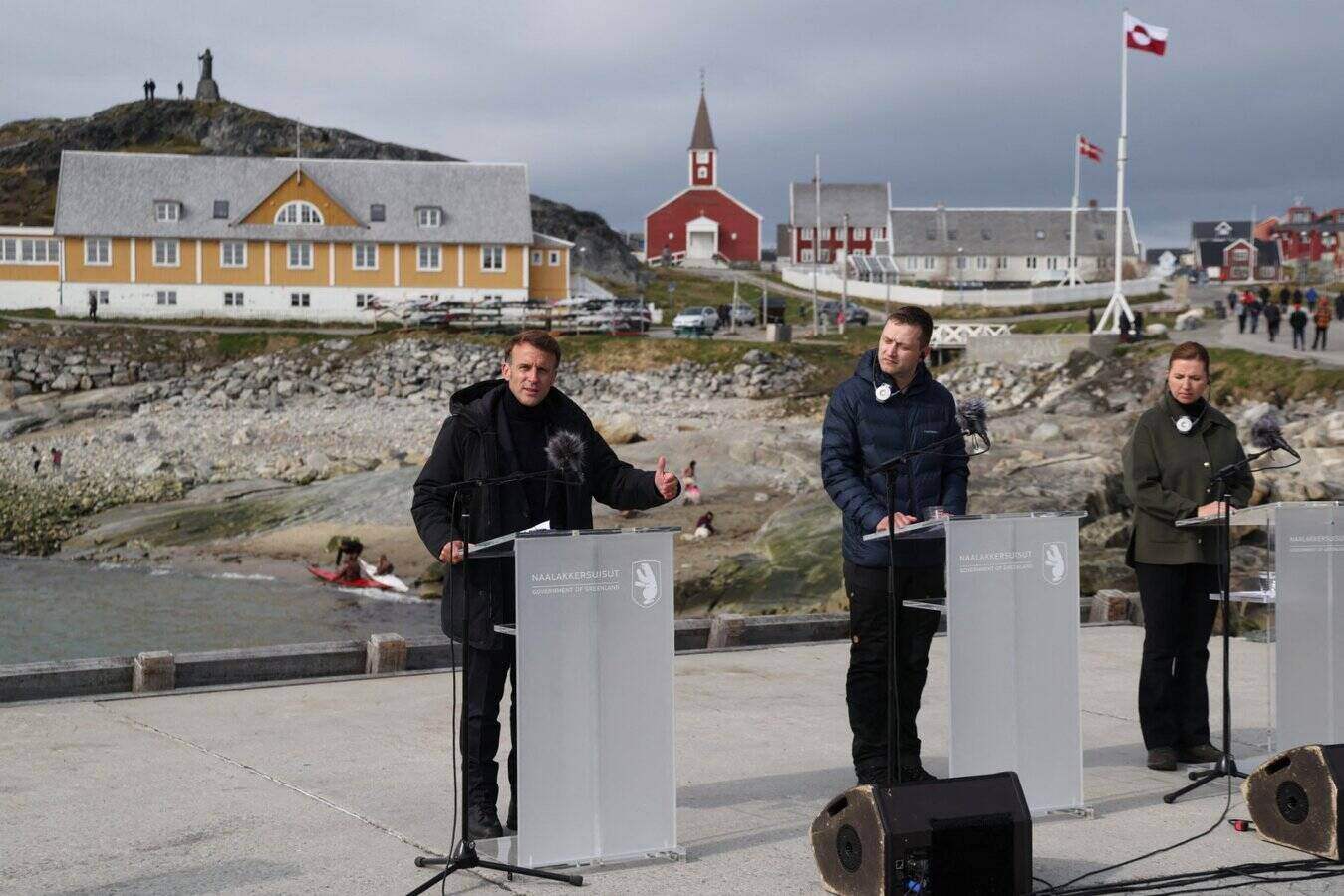 From left to right: French President Emmanuel Macron, Greenlandese Prime Minister Jens-Frederik Nielsen and Danish Prime Minister Mette Frederiksen at a joint press conference in Nuuk, Greenland, June 2025. Photo: AFP