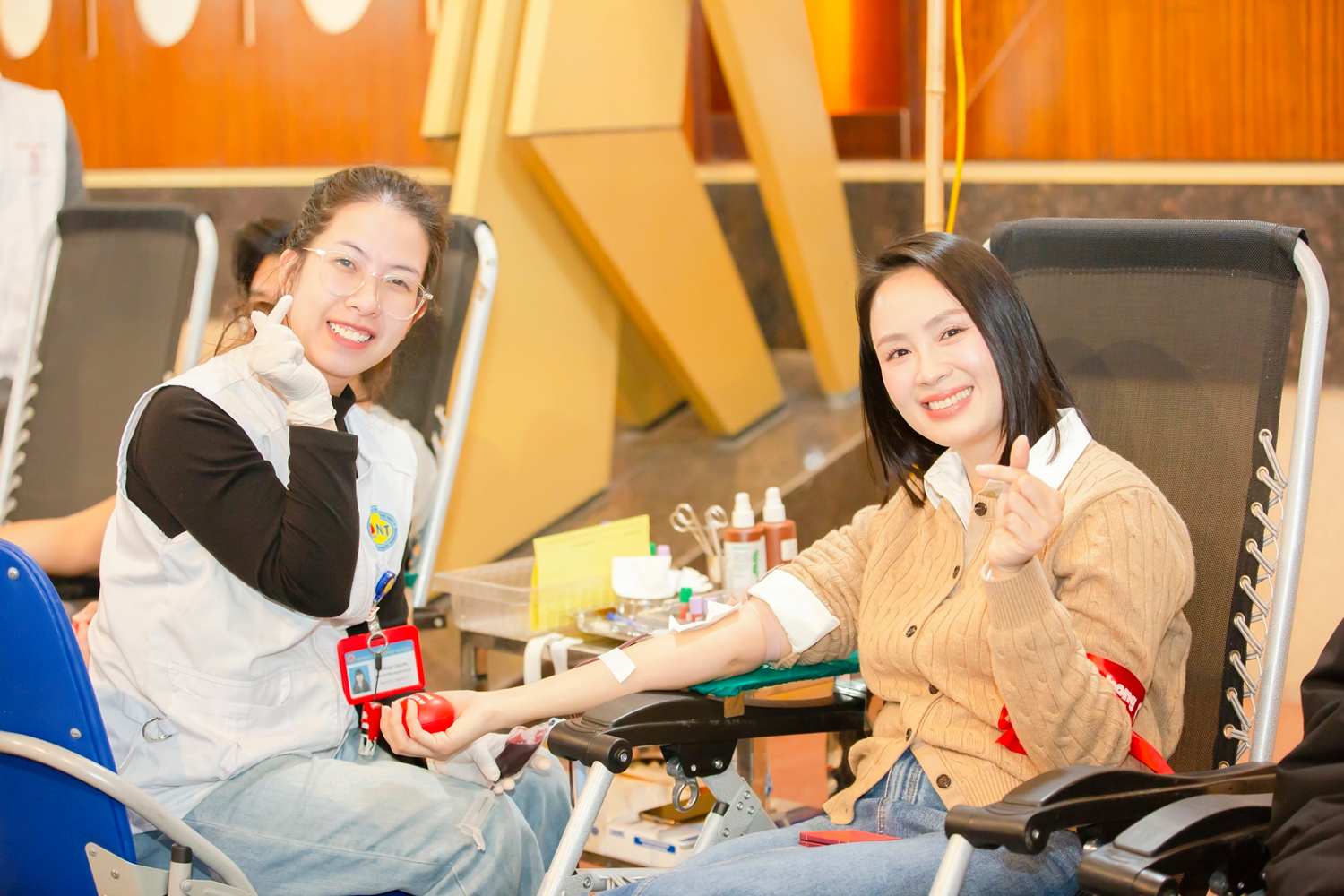 Dien vien Hong Diem tham gia hien mau trong ngay Chu Nhat Do 2026. Anh: Tien Phong