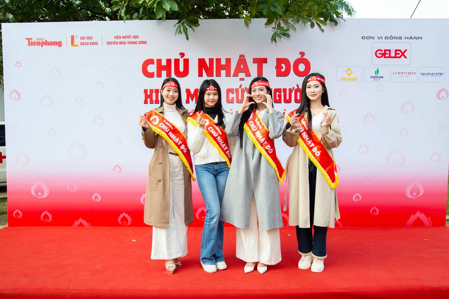 Hoa hau Viet Nam 2024 Ha Truc Linh (dung thu 2 tu phai qua), nguoi dep Ho Ngoc Phuong Linh (thu 3 tu phai qua), nguoi dep Nguyen Thi Thu Hang (ngoai cung ben phai) va nguoi dep Nguyen Mai Phuong tai Chu nhat Do 2026. Anh: Tran Chien