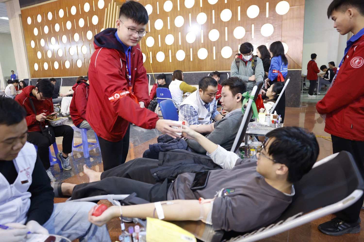 Students and students are present at Hanoi University of Science and Technology to register for blood donation on Red Sunday 2026. Photo: Tien Phong