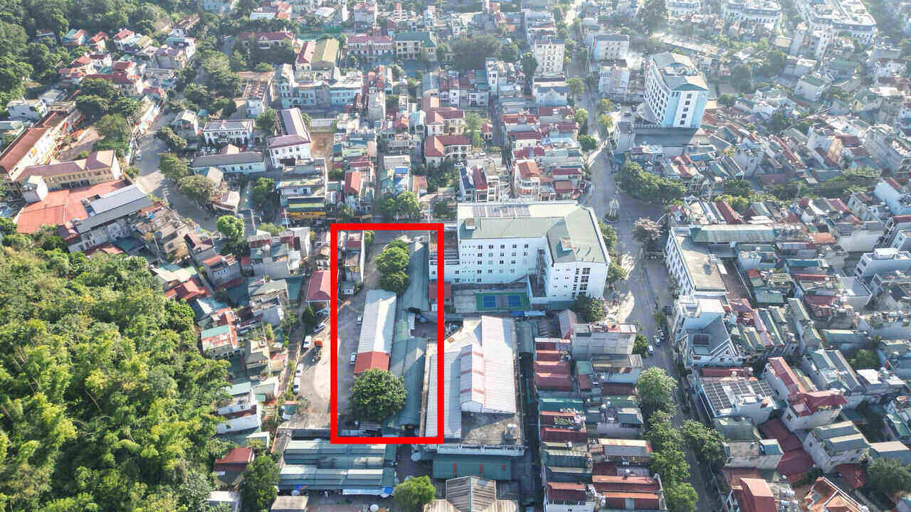 Trung tâm đăng kiểm nằm tại khu dân cư đông đúc. Ảnh: Minh Nguyễn 