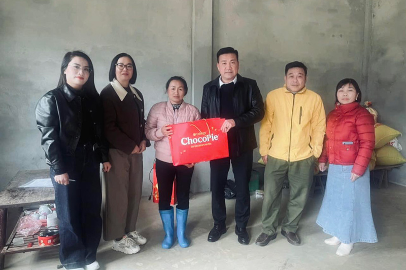 Cong doan phuong Lao Cai tham hoi gia dinh kho khan. Anh: Nguyen Hoan