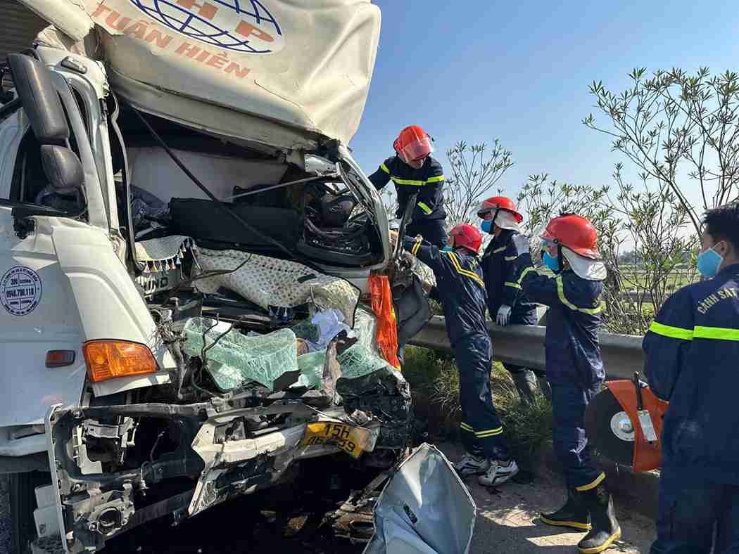 The front of the truck carrying goods was severely deformed after the collision. Photo: Hung Yen Police