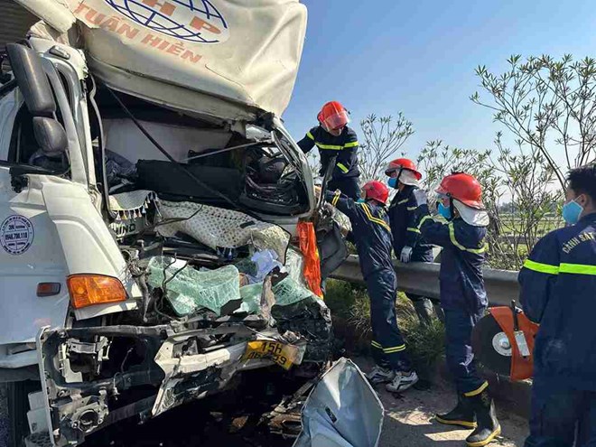 Va chạm giữa 2 xe tải ở Hưng Yên, tháo cabin cứu tài xế mắc kẹt