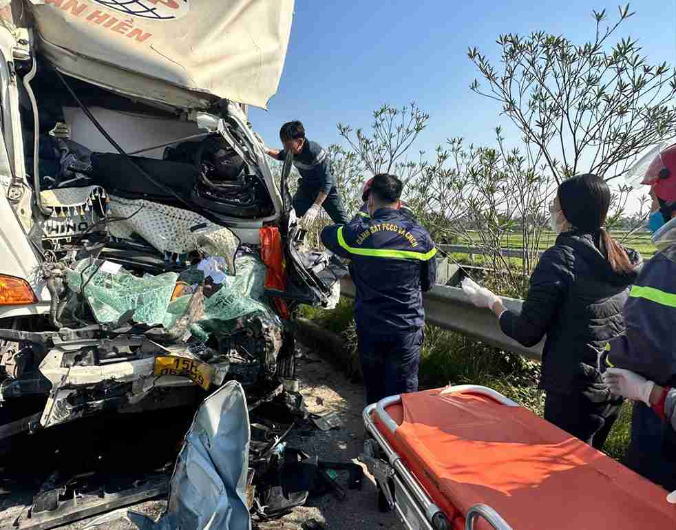 Luc luong Canh sat PCCC va CNCH trien khai cuu nan tai hien truong vu tai nan tren duong DT468. Anh: Cong an Hung Yen