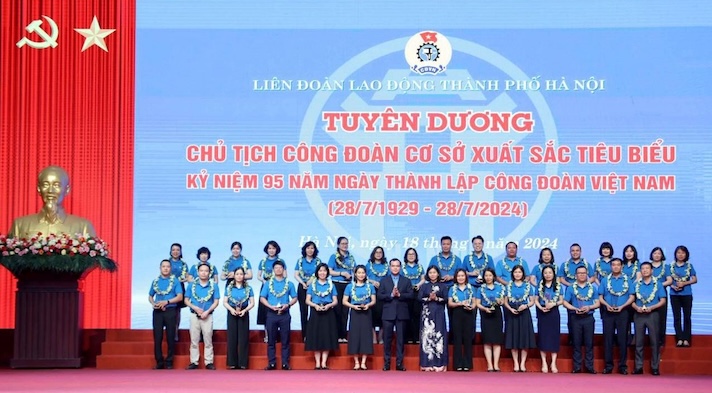 Outstanding and typical grassroots Trade Union Chairmen were commended by the Hanoi City Labor Federation on the occasion of the 95th anniversary of the establishment of the Vietnam Trade Union. Photo: CDTP