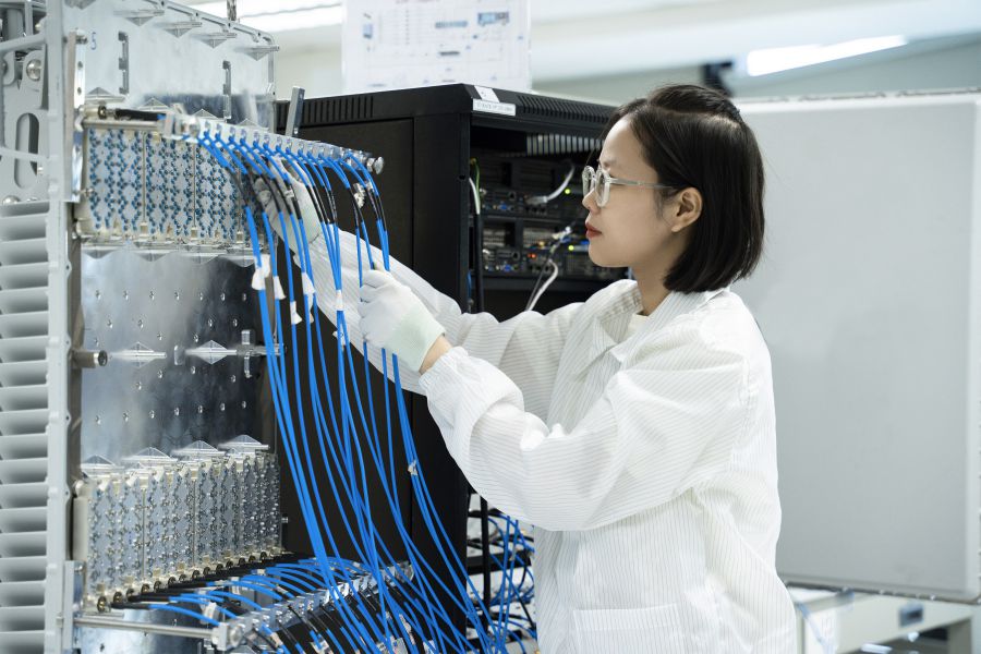 Vietnam is determined to shift from processing to mastering design and technology; invest strongly in digital technology, AI, and semiconductors. Photo: Hai Nguyen