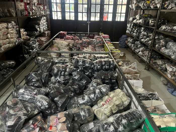 Phát hiện kho giày dép không tem nhãn tại xã Vũ Quý. Ảnh: Công an Hưng Yên