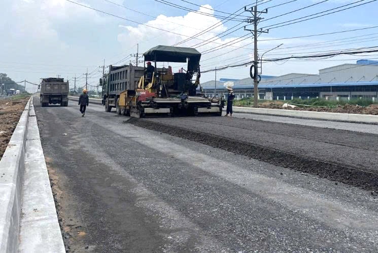 Construction of the 25B road upgrade project from the center of Nhon Trach commune to National Highway 51, connecting Long Thanh airport. Photo: HAC