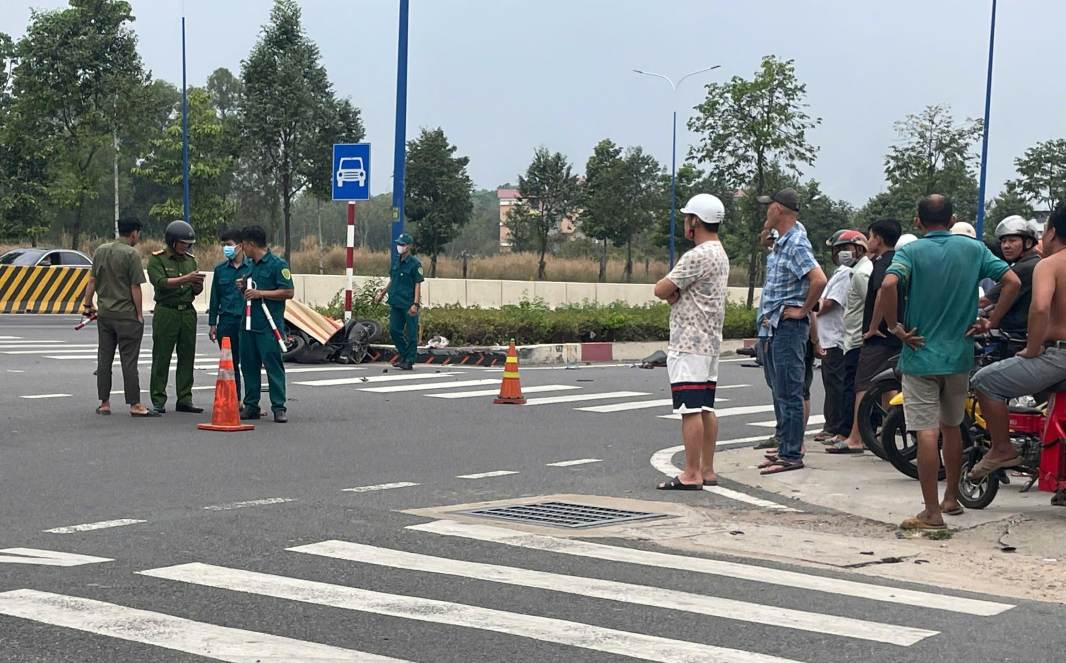 Scene of a motorbike accident that left 2 people dead and injured in Ho Chi Minh City. Photo: Dinh Trong