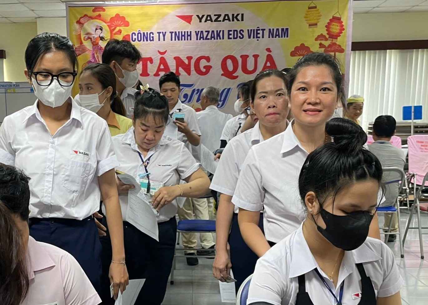Yazaki EDS Vietnam Co., Ltd. increases Tet bonuses for employees. Photo: Dinh Trong