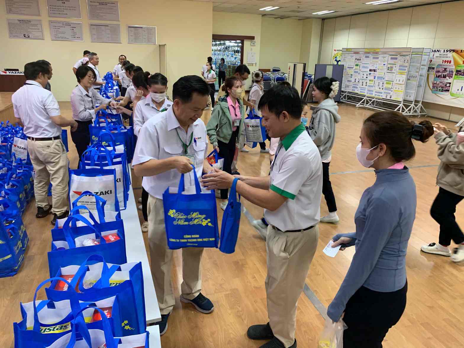 CDCS trao qua Tet cho doan vien, lao dong. Anh: CDCS cung cap