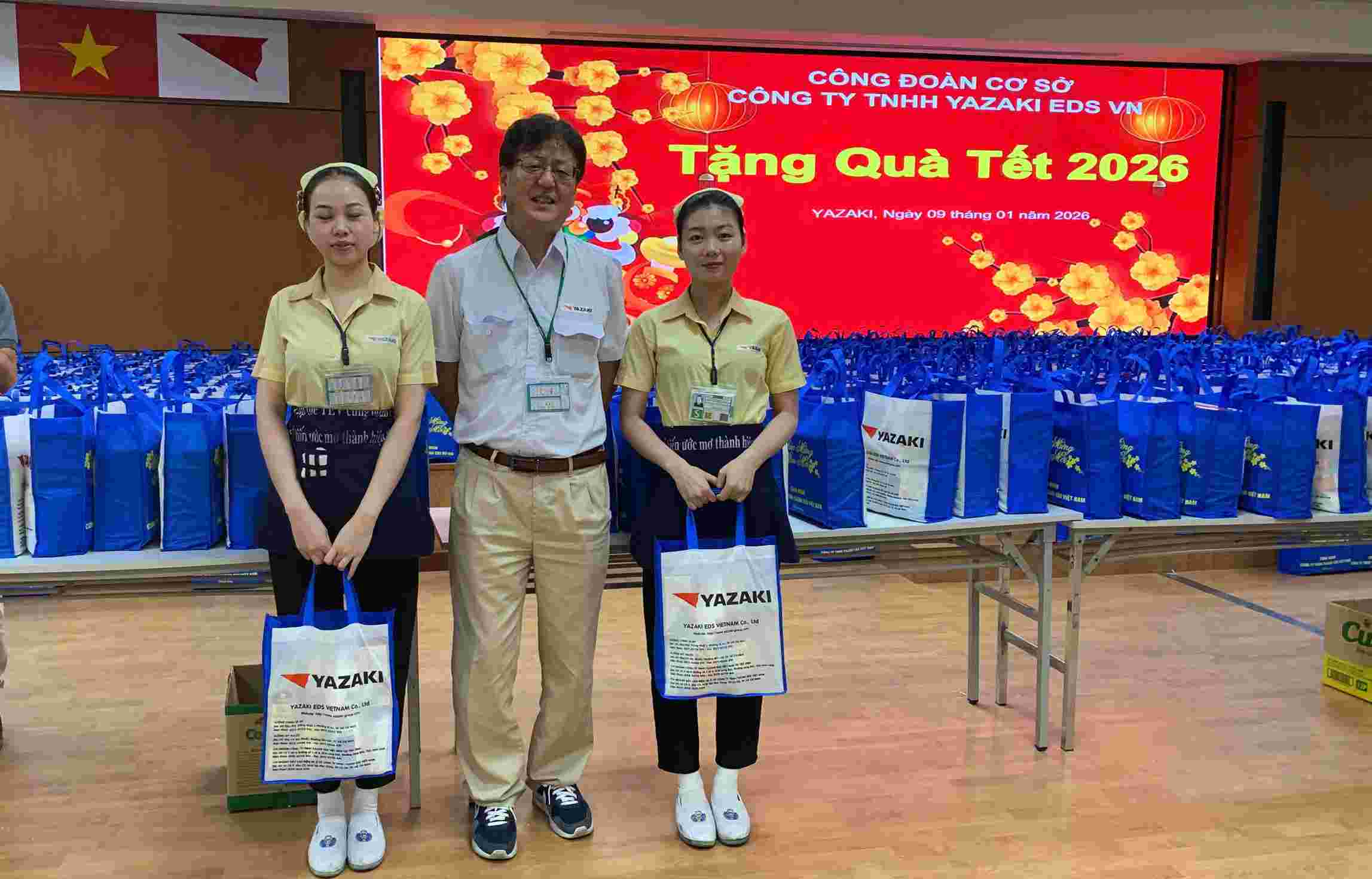 Nguoi lao dong nhan qua Tet tu CDCS. Anh: CDCS cung cap