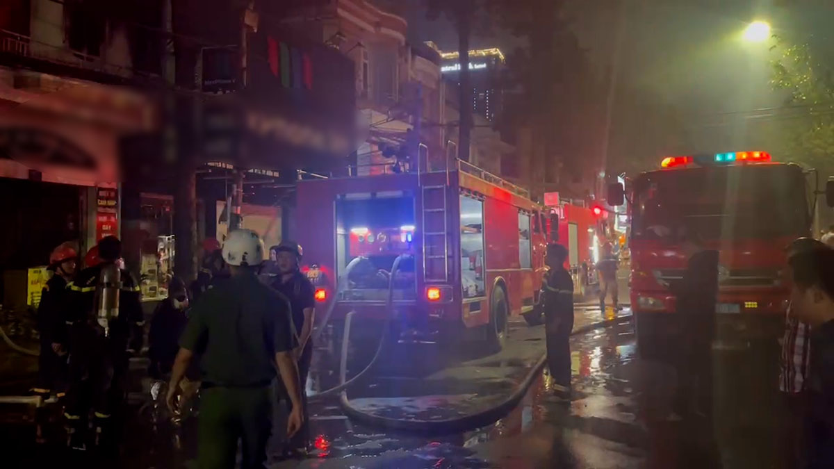 Large fire at a house in Dong Nai, 1 person on the roof managed to escape. Photo: HAC